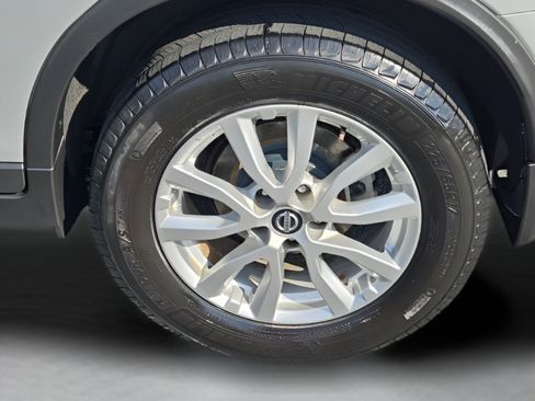 Used 2017 Nissan Rogue SV FWD image 27