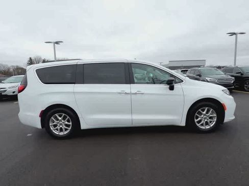 Used 2024 Chrysler Pacifica Touring-L FWD image 9