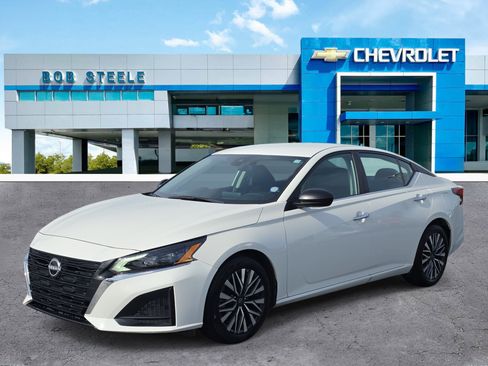 Used 2024 Nissan Altima 2.5 SV FWD image 2