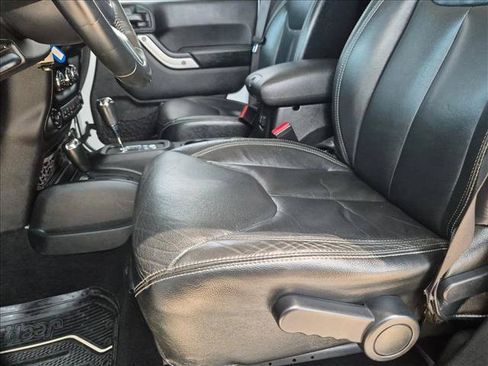 Used 2017 Jeep Wrangler Unlimited Rubicon AWD/4WD image 14