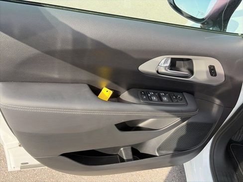 Used 2023 Chrysler Pacifica Limited w/ S Appearance Package image 18