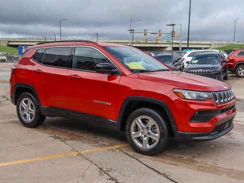 Used 2023 Jeep Compass Latitude w/ Convenience Group AWD/4WD image 4