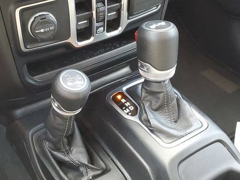 Used 2024 Jeep Wrangler Unlimited Sahara AWD/4WD image 18
