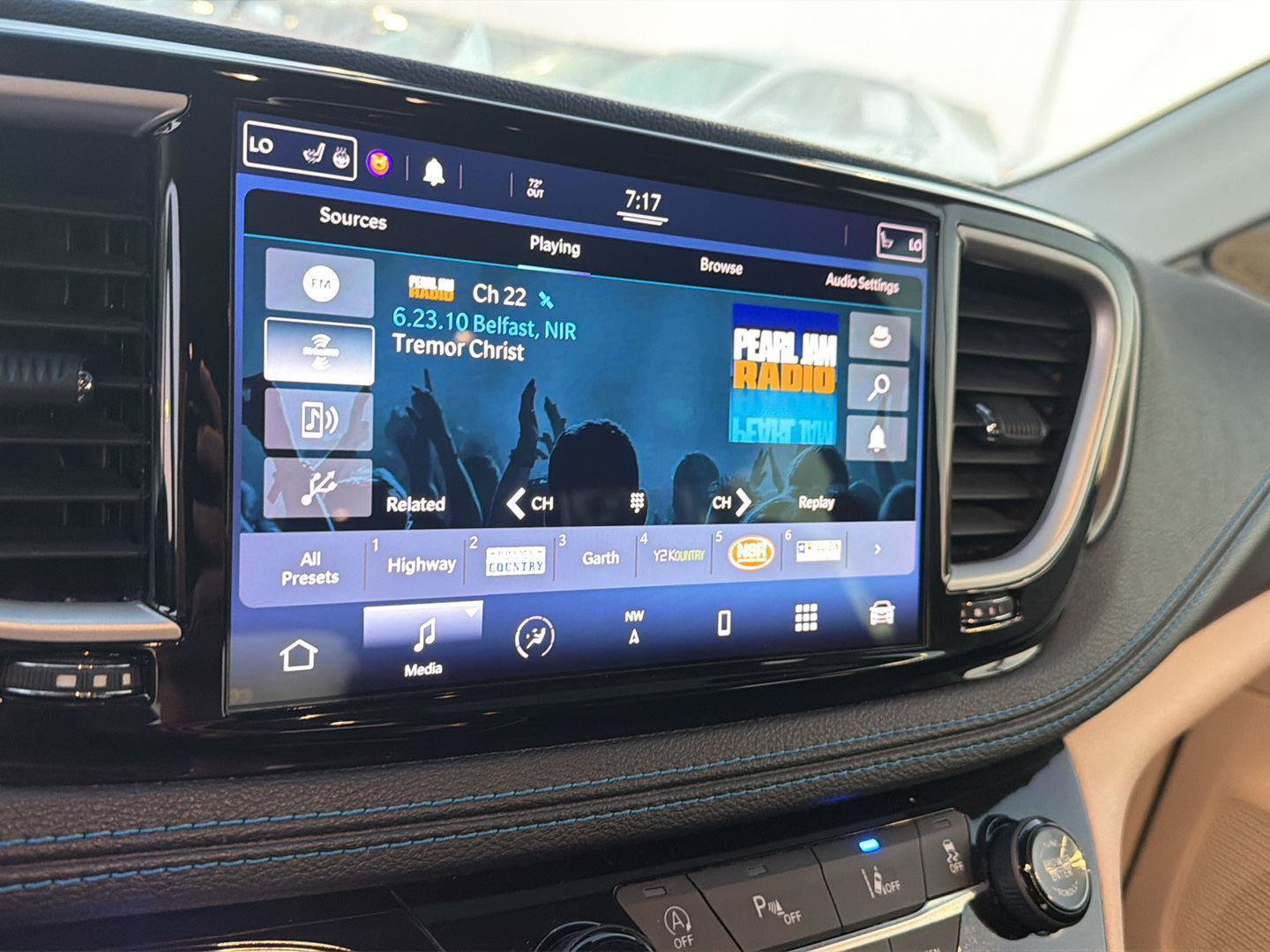 Used 2021 Chrysler Pacifica Touring-L FWD image 22