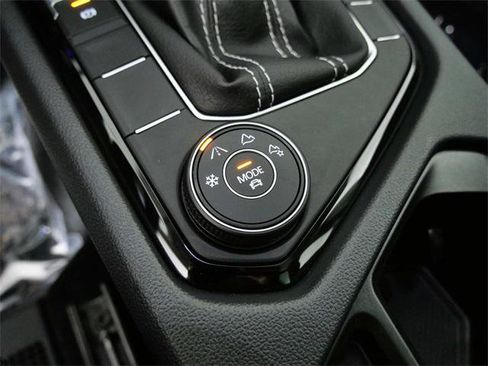 Used 2024 Volkswagen Taos SEL image 28