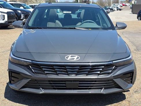 Certified 2025 Hyundai Elantra SEL image 17