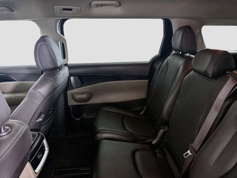 Used 2026 Kia Carnival FWD image 32