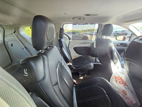Used 2020 Chrysler Pacifica Touring-L FWD image 5