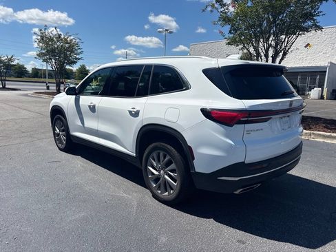 Used 2025 Buick Enclave Preferred AWD/4WD image 6