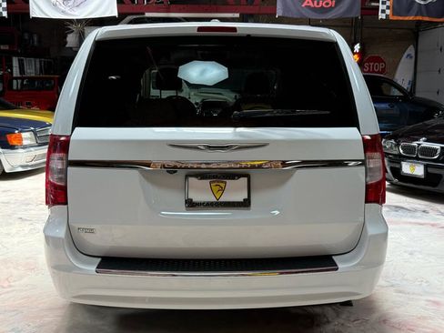 Used 2014 Chrysler Town & Country Touring FWD image 5