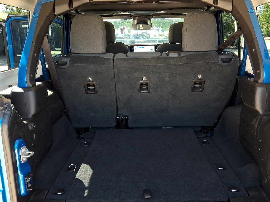 Used 2025 Jeep Wrangler Unlimited Sahara AWD/4WD image 29