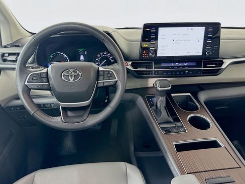 Used 2024 Toyota Sienna XLE image 22