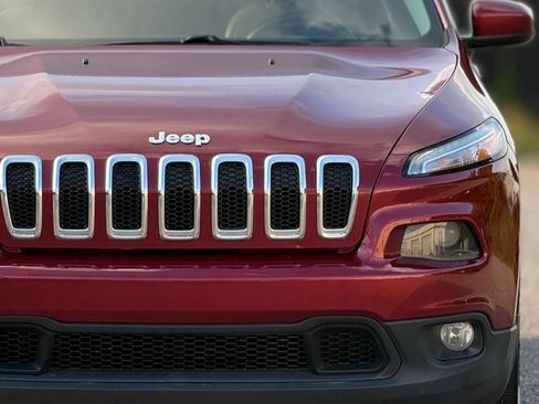 Used 2017 Jeep Cherokee Latitude w/ Comfort & Sound Group FWD image 12