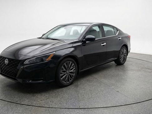 Used 2025 Nissan Altima 2.5 SV FWD image 3