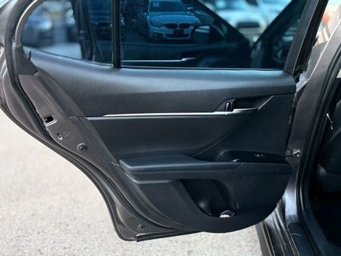 Used 2020 Toyota Camry SE image 9