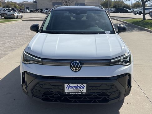 Used 2025 Volkswagen Taos SE image 3