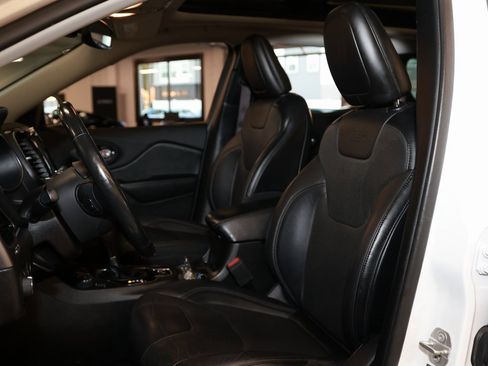 Used 2021 Jeep Cherokee Limited image 11