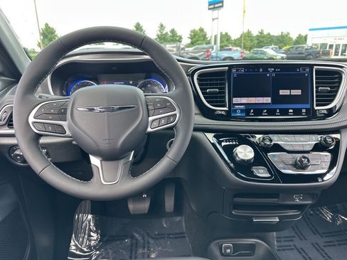 New 2026 Chrysler Pacifica Select image 7