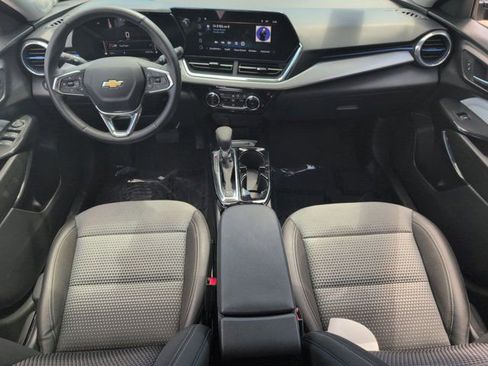 Used 2025 Chevrolet Trax LT w/ LT Convenience Package FWD image 25