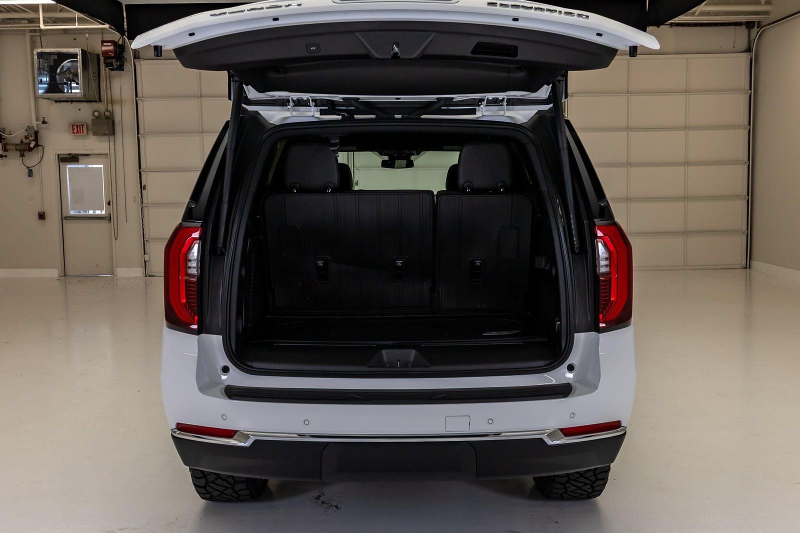 Used 2025 GMC Yukon Elevation w/ LPO, Elevation Black Package AWD/4WD image 9