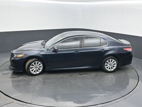 Used 2018 Toyota Camry LE image 39