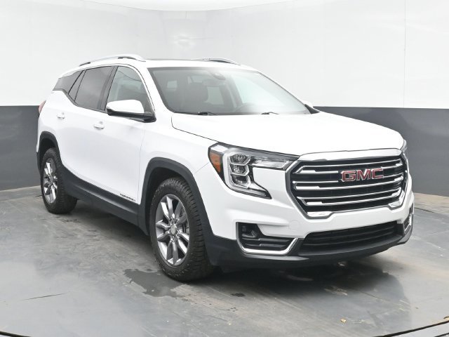 Used 2022 GMC Terrain SLT w/ Infotainment Package II FWD image 2