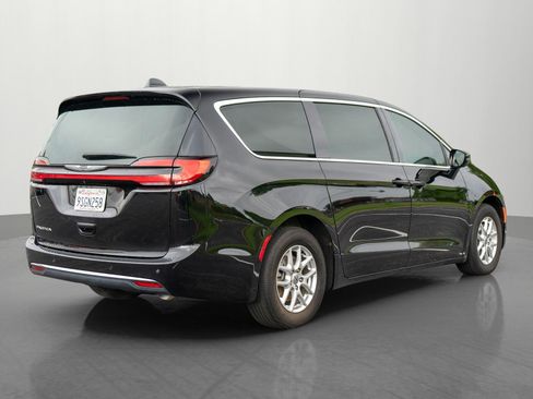 Used 2025 Chrysler Pacifica Select FWD image 7