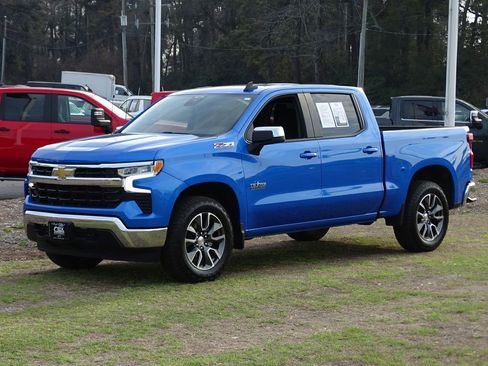 Used 2025 Chevrolet Silverado 1500 LT image 2