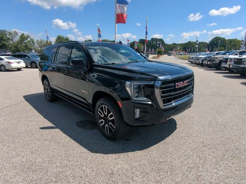 Used 2023 GMC Yukon XL AT4 w/ Technology Package AWD/4WD image 2