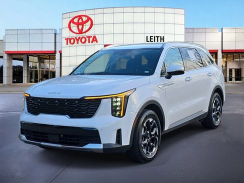 Used 2024 Kia Sorento S image 1