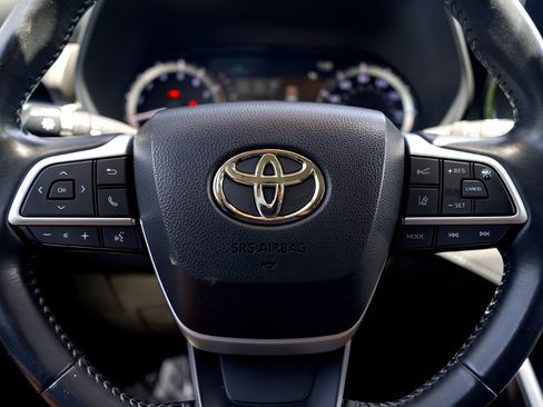 Used 2023 Toyota Highlander LE FWD image 13