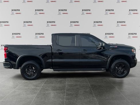 Used 2023 Chevrolet Silverado 1500 ZR2 w/ Technology Package image 8