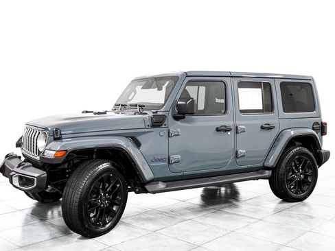 Used 2025 Jeep Wrangler Unlimited Sahara AWD/4WD image 4