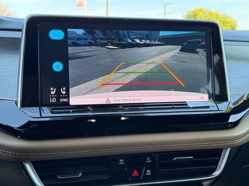 Used 2024 Volkswagen Atlas Cross Sport SE image 23