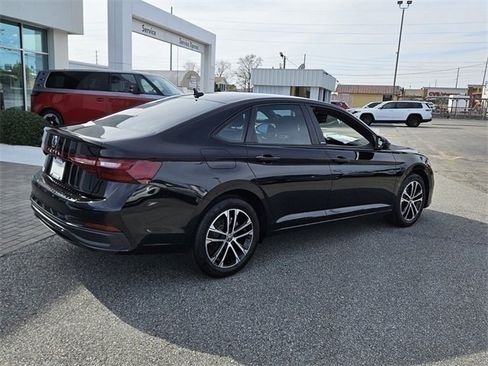 Used 2025 Volkswagen Jetta Sport image 12