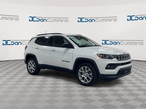 Used 2023 Jeep Compass Latitude AWD/4WD image 2