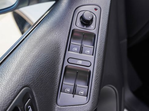 Used 2014 Volkswagen Tiguan S image 19