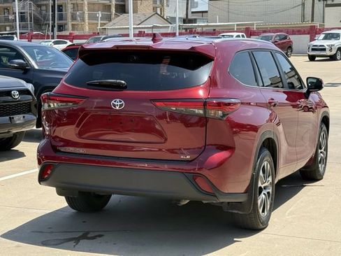 Used 2023 Toyota Highlander XLE FWD image 4