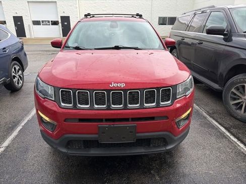 Used 2018 Jeep Compass Latitude w/ Popular Equipment Group AWD/4WD image 3