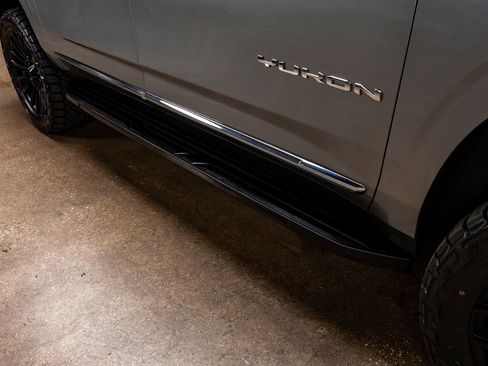 Used 2023 GMC Yukon XL SLT w/ SLT Premium Package image 13