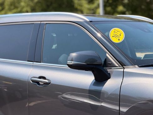 Used 2023 Toyota Highlander Limited FWD image 6