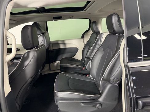 Used 2023 Chrysler Pacifica Limited image 20