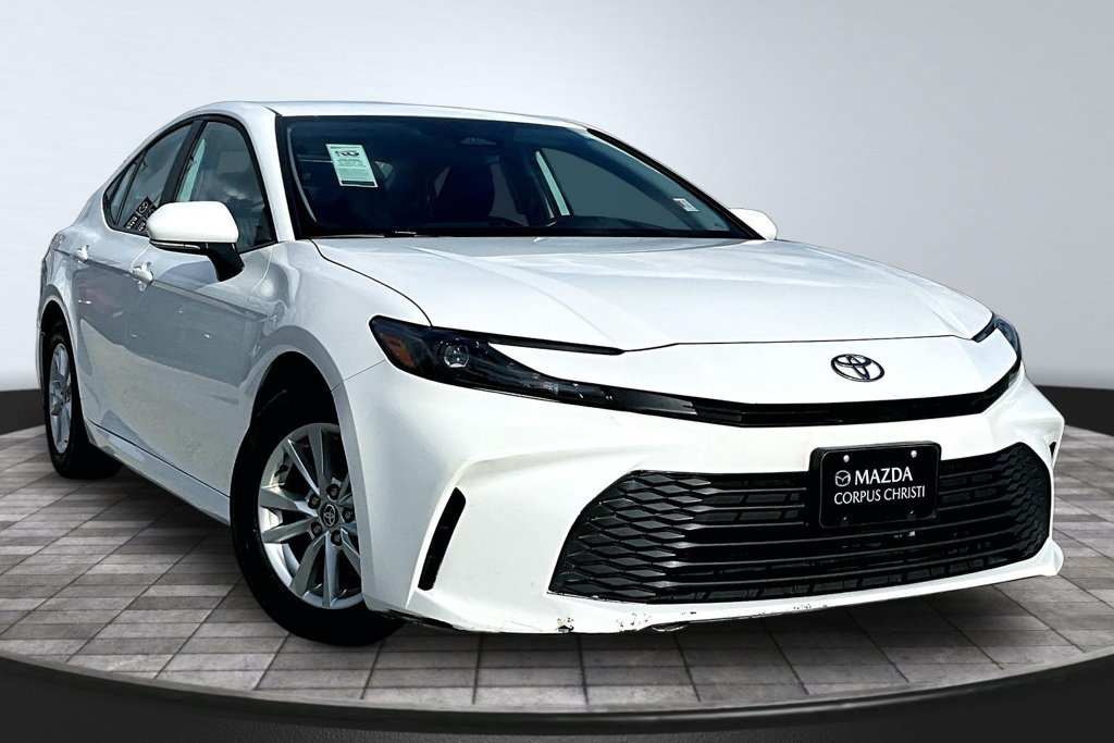 Used 2025 Toyota Camry LE FWD image 4