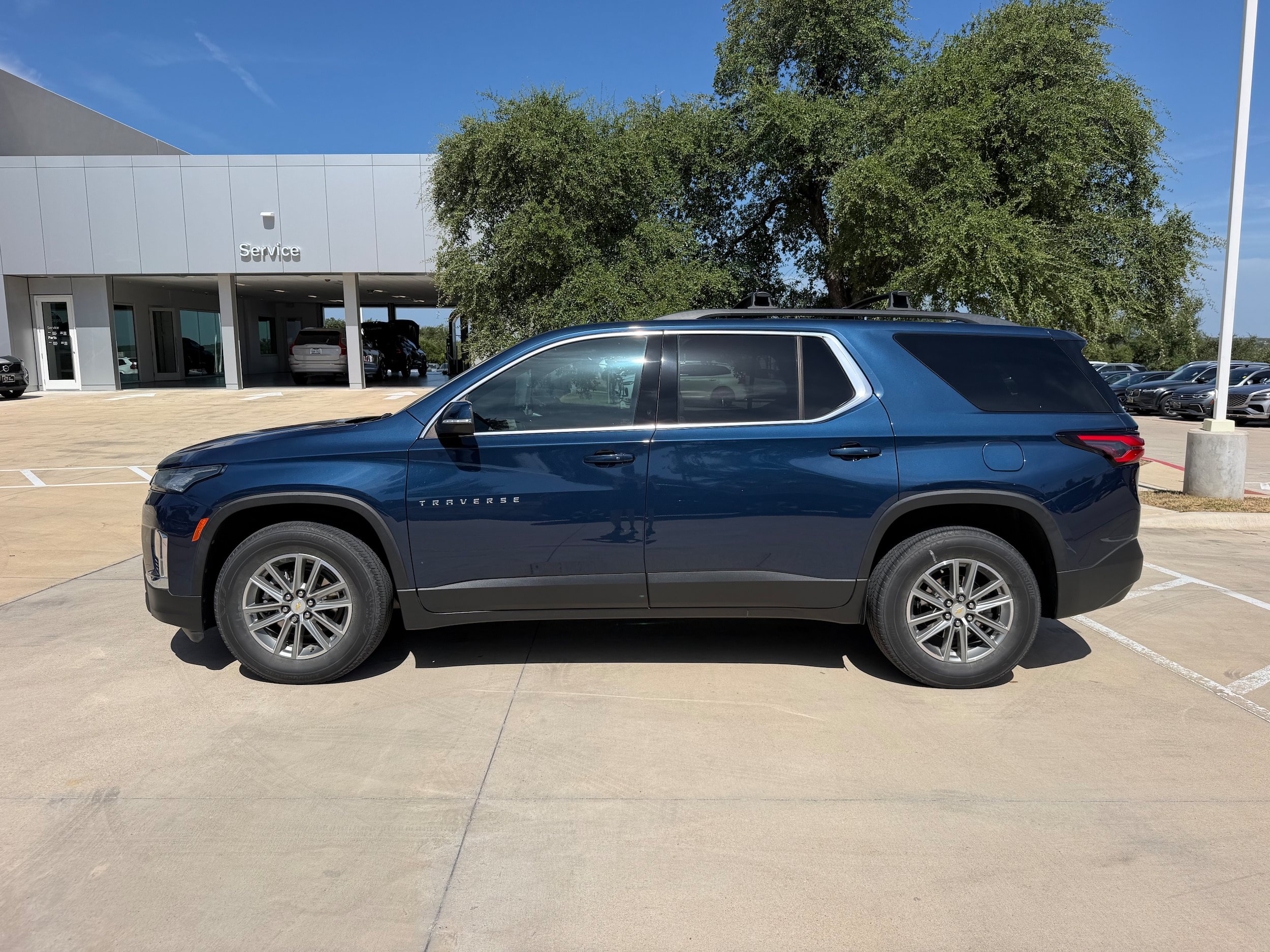 Used 2023 Chevrolet Traverse LT FWD image 3