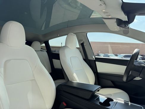 Used 2022 Tesla Model Y Long Range image 39