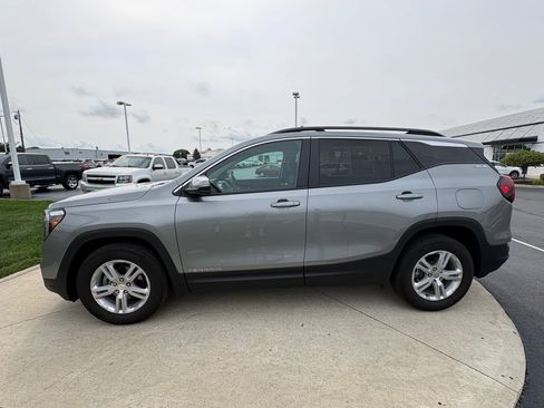 Used 2024 GMC Terrain SLE w/ Driver Convenience Package FWD image 4