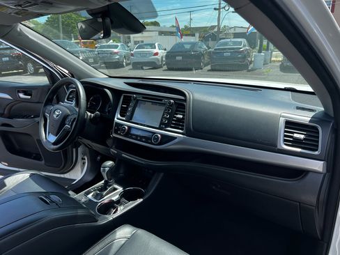 Used 2017 Toyota Highlander XLE image 22