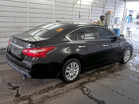 Used 2016 Nissan Altima 2.5 S w/ Power Driver Seat Package FWD image 2