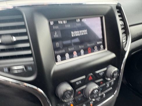 Used 2019 Jeep Grand Cherokee Laredo AWD/4WD image 25