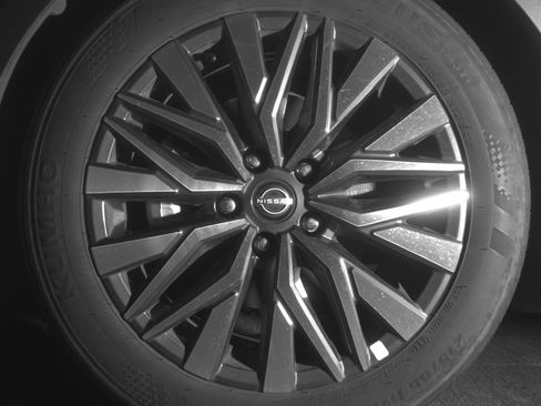 Used 2025 Nissan Altima 2.5 SV FWD image 17